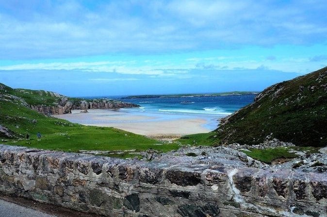 Straße am Meer in Schottland