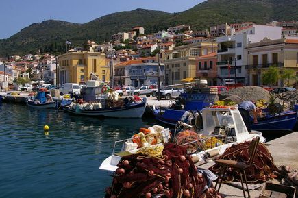 Hafen mit kleinen Booten auf Griechische Ägäis Insel Samos