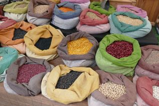 Marktstand mit Hülsenfrüchten, Gewürzen und Getreide