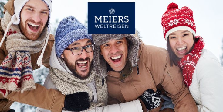 Eine fröhliche Gruppe junger Erwachsener in Winterkleidung posiert lachend im Schnee; alle tragen Mützen, Schals und Jacken. Oben im Bild ist das Logo von „Meiers Weltreisen“ zu sehen.
