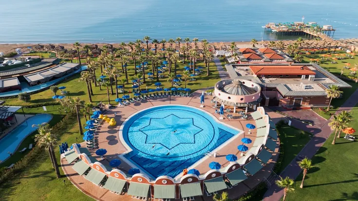 Blick auf den Megasaray Club Belek von oben mit Meer im Hintergrund