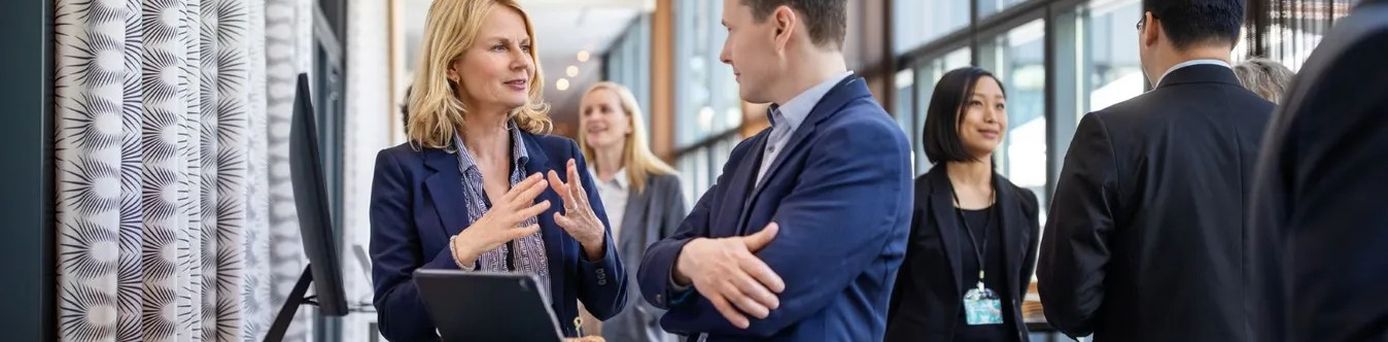 Geschäftsreisende arbeiten strukturiert an Laptop mit digitalen Reisedokumenten und Planungstools