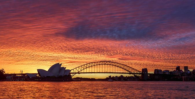 Abendliche Silhouette von Sydney © Qatar Airways