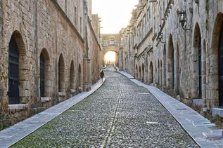gepflasterte Altstadt Gasse in Rhodos-Stadt