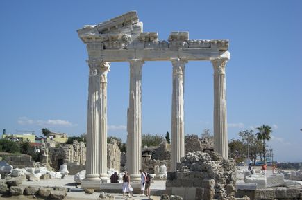 Tempel am Hafen in Türkei Ferienort Side