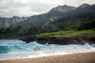 Strand vor Bergen auf Hawaii in USA