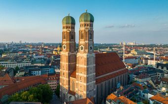 Luftaufnahme der Frauenkirche in München mit den markanten Zwiebeltürmen und Blick über die Altstadt.