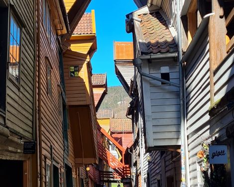 Schmale Gasse zwischen den historischen Holzhäusern von Bryggen.