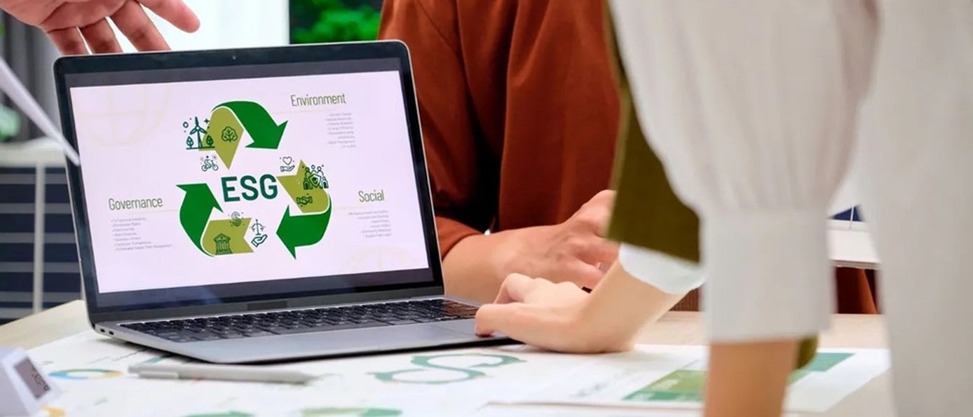 Laptop mit ESG-Symbol bei einem Beratungsgespräch im Büro