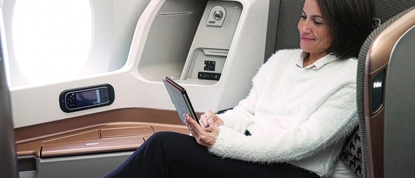 Frau entspannt in der Business Class von Singapore Airlines
