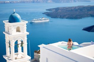 Häuser am Berghang in Santorins Ort Imerovigli