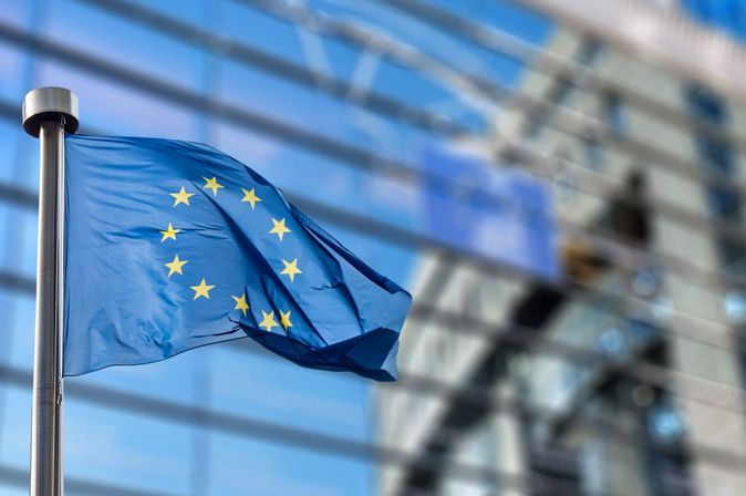 Europaflagge vor dem Europäischen Parlamanet