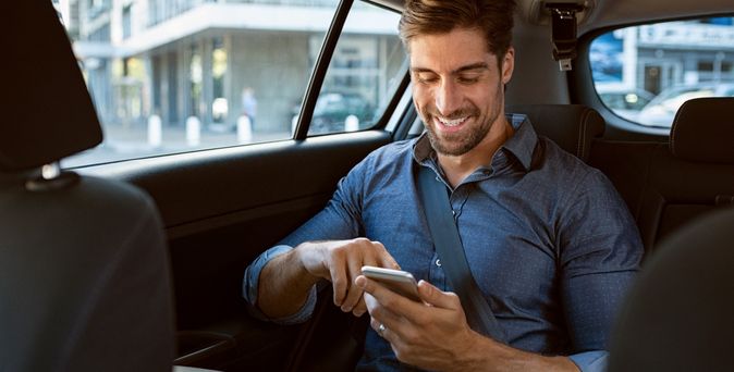 Reisender sitzt entspannt im Flugzeug © Eurowings