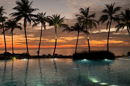 Beleuchteter Hotelpool am Abend 