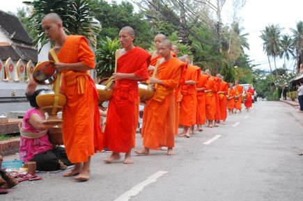Mönche auf den Straßen von Laos