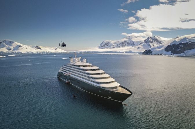 Schiff auf dem Meer zwischen Bergen