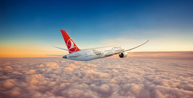Turkish Airlines Flugzeug über den Wolken