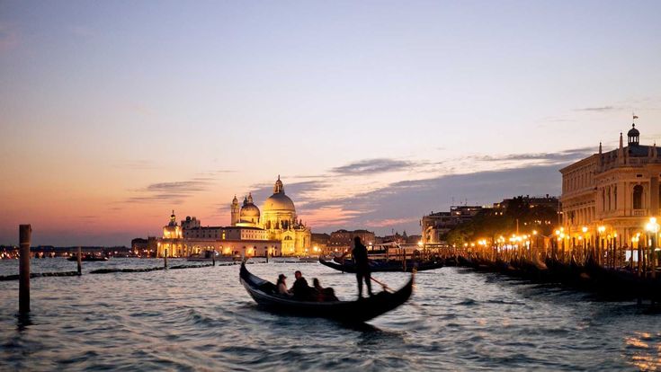 Gondelfahrt-bei-Sonnenuntergang-in-Venedig-Italien
