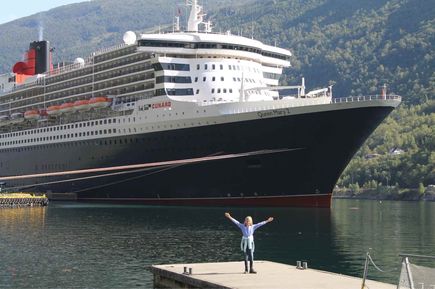 Kind vor Queen Mary 2