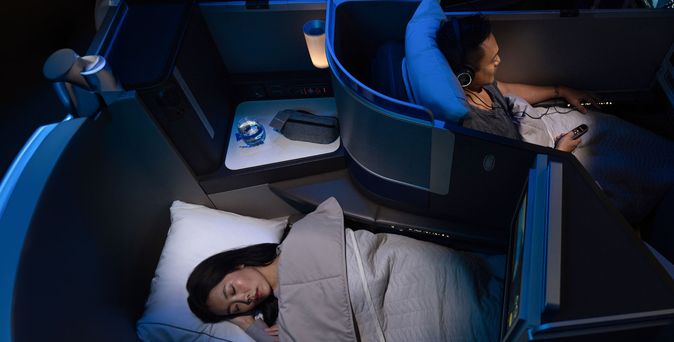 Schlafende Fluggäste in der Polaris Business Class von United Airlines