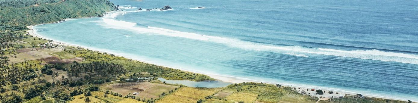 Bucht am Meer auf Balis kleiner Schwesterinsel Lombok in Indonesien