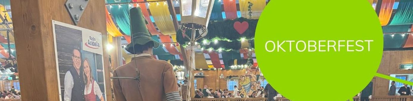 Geschäftsgruppe beim Oktoberfest im Festzelt