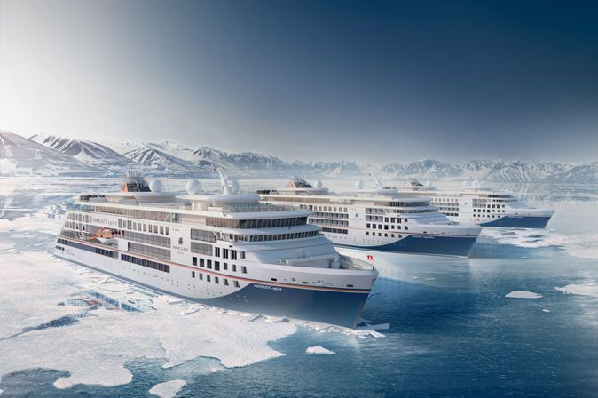 Hapag-LLoyd-Cruises Expeditionsflotte im Eismeer