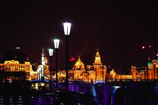 die Uferpromenade "The Bund" mit Skyline bei Nacht