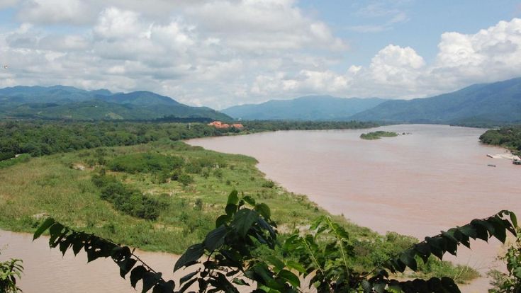 Blick auf den Mekong und grüne Berge