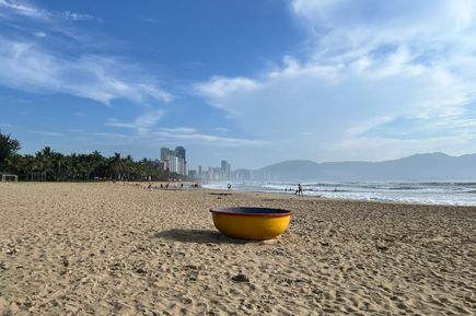 Breiter Sandstrand mit einem Korbboot