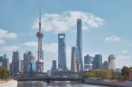 Blick auf Skyline mit Shanghai Tower von Küstenstadt Shanghai in China