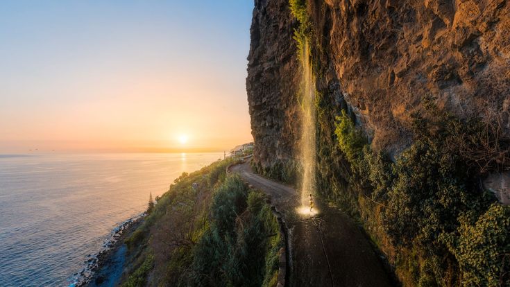 Wasserfall an der Küste von Madeira