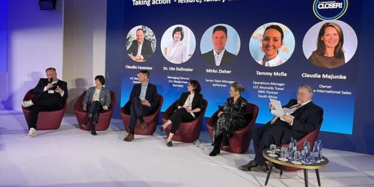 Podiumsdiskussion mit sechs Branchenvertreter:innen zum Thema Freizeit, Luxus und Nachhaltigkeit – Symbol für Austausch über nachhaltige Strategien im Tourismus.