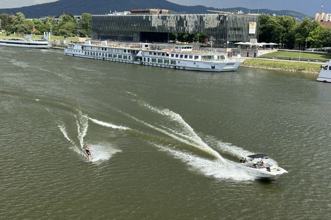 Luftaufnahme über Wasserskifahrer, Schiff Riverside Mozart im Hintergrund