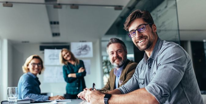 Vier Geschäftsleute beim Meeting