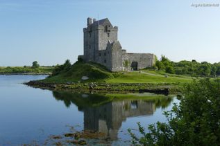 Historisches Gebäude am See in Irland