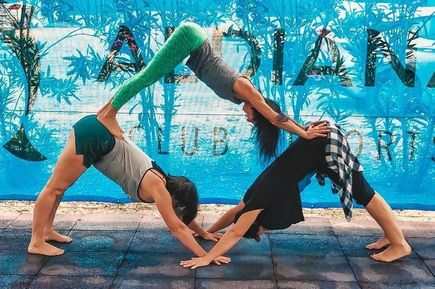 Menschen trainieren Akrobatik im Club Aldiana