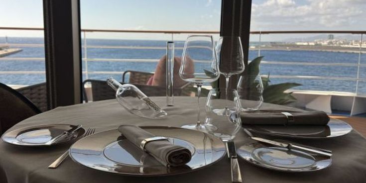 Kreuzfahrt Schiff gedeckter Tisch vor Fenster mit Meerblick