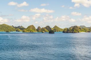Blick vom Meer auf Inselstaat Palau