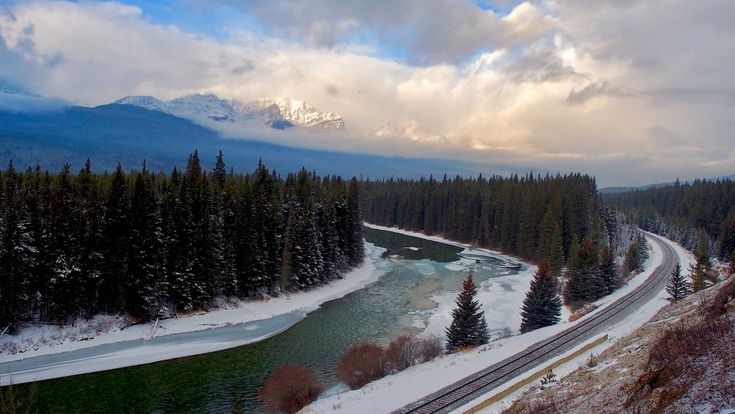 Fluss im Winter in den Rocky Mountains