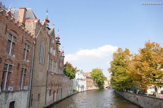 Gebäude am Fluss in einer Stadt in Belgien