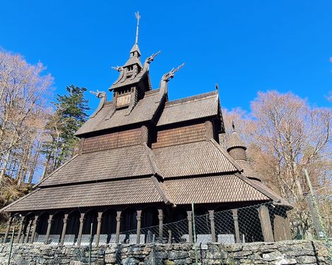 Historische Fantoft-Stabkirche aus dunklem Holz.
