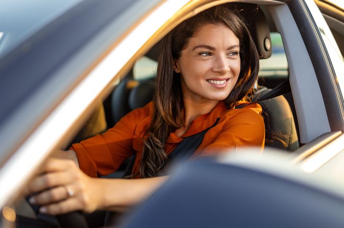 Frau am Steuer eines Mietwagens © Europcar