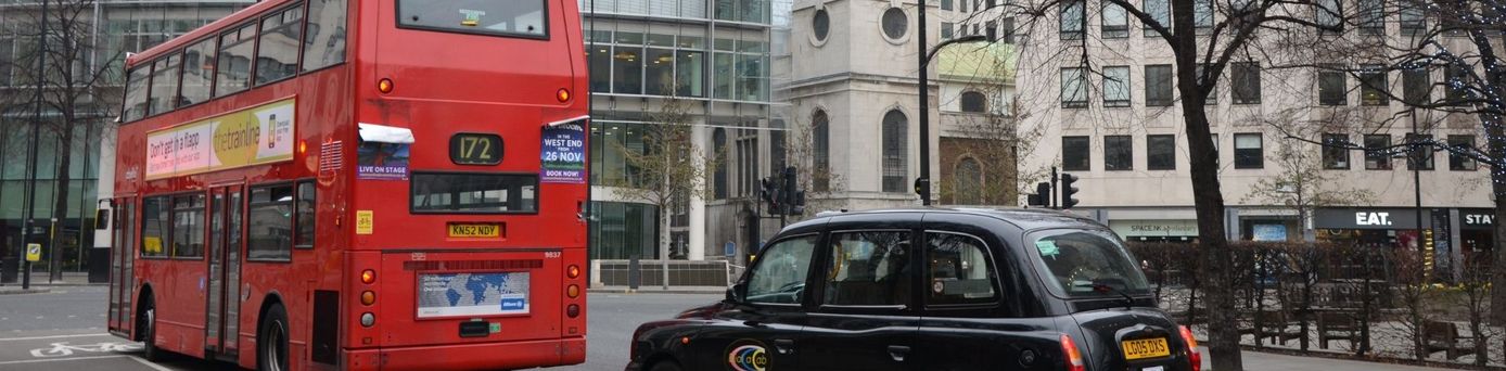 Roter Doppeldecker Bus in Londons Straßen