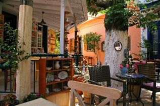 Tische und Möbel in Lounge auf Griechische Ägäis Insel Samos