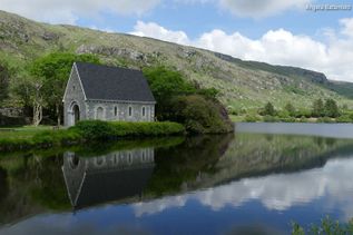 Irland Haus zwischen Berg und See