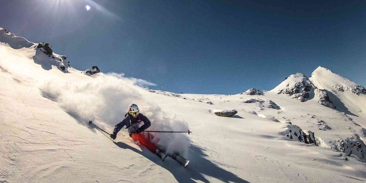 Skifahrer bei der Abfahrt in Österreich