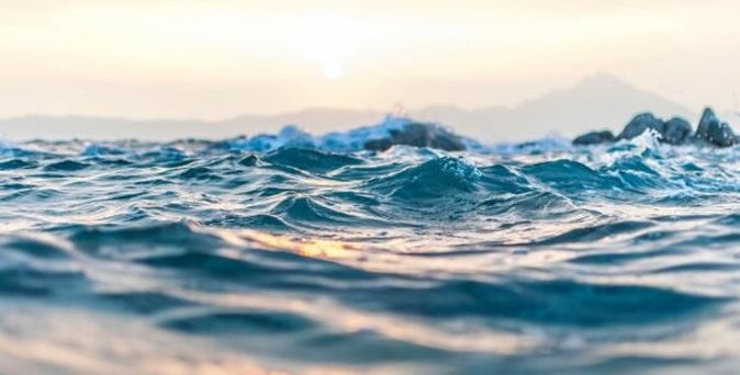 Wellen des Ozeans im sanften Morgenlicht – das Spiel aus Bewegung, Licht und Weite symbolisiert Freiheit und Fernweh.