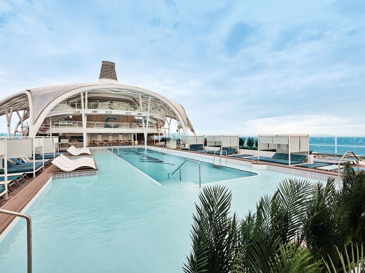 Blick auf den Außenpool mit Liegen 