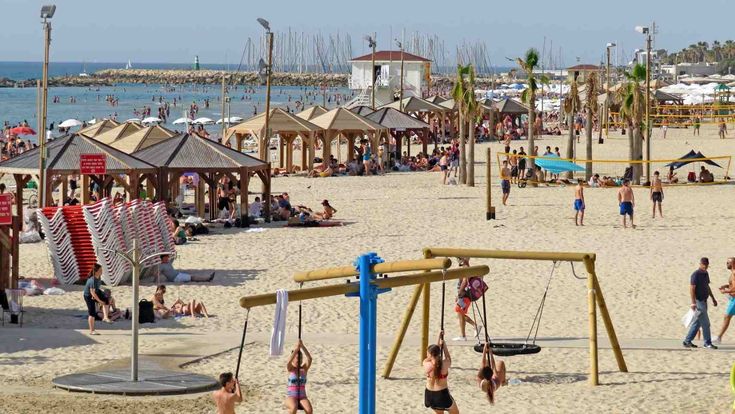 Belebter Strand in Tel Aviv